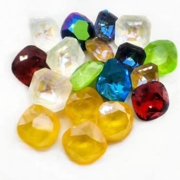 Разнообразие форм кристаллов Fancy от Swarovski связано с тем, что производители следуют за ювелирной традицией, когда драгоценные камни разделялись по своему виду, форме и цвету на разные категории.