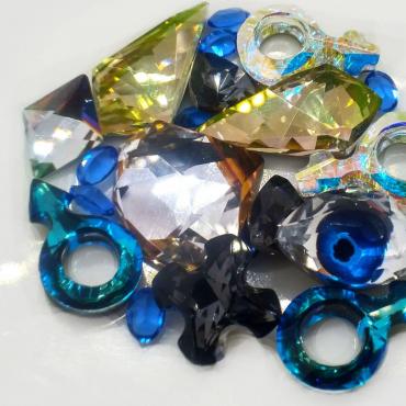 Одной из основных черт кристаллов Fancy от Swarovski является насыщенность их цвета, которая подчеркивается огранкой и формой самого кристалла.