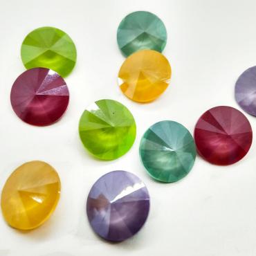 Риволи, наряду с шатонами, являются классическими кристаллами Swarovski, пользующиеся неизменной популярностью уже более полстолетия.