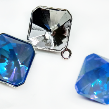 Для всех кристаллов, представленных в ассортименте “Сиал Трейд”, есть оправы. Заметим, что оправу производства Swarovski можно найти в том же разделе, что и кристаллы. 