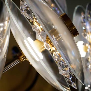 Как известно, среди многочисленных направлений группы компаний Swarovski есть Swarovski Lighting, которое занимается непосредственным созданием кристаллов для люстр и непосредственным производством люстр. 