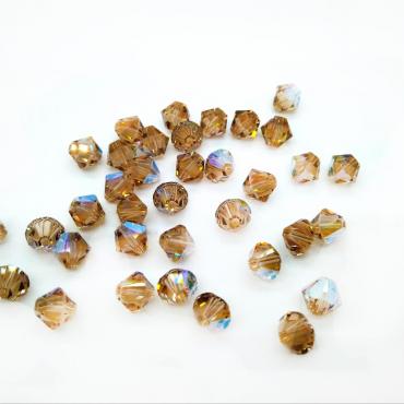 Граненые бусины наравне с кристаллами в оправу и стразами являются одним из самых популярных товаров от Swarovski. 